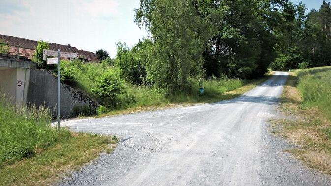 Der öffentliche Feld- und Waldweg zwischen Harsdorf und Ramsenthal soll nach Wunsch der Gemeinde Harsdorf mit Fördergeldern zum Fuß- und Radweg ausgebaut werden. Foto: Werner Reißaus