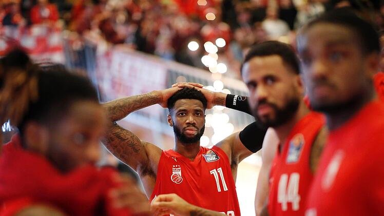 Enttäuschte Bamberger nach der Niederlage in Crailsheim (von links): Paris Lee, Tré McLean, Bryce Taylor und Retin Obasohan. Fotos: Daniel Löb
