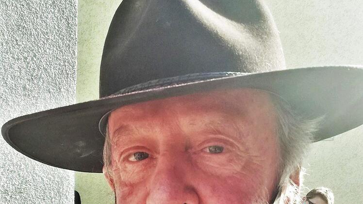 Der Kölner Aktionskünstler und Stolperstein-Erfinder Gunter Demnig (72) bei der dritten Stolperstein-Verlegung in Bad Brückenau. Foto: Sigismund von Dobschütz