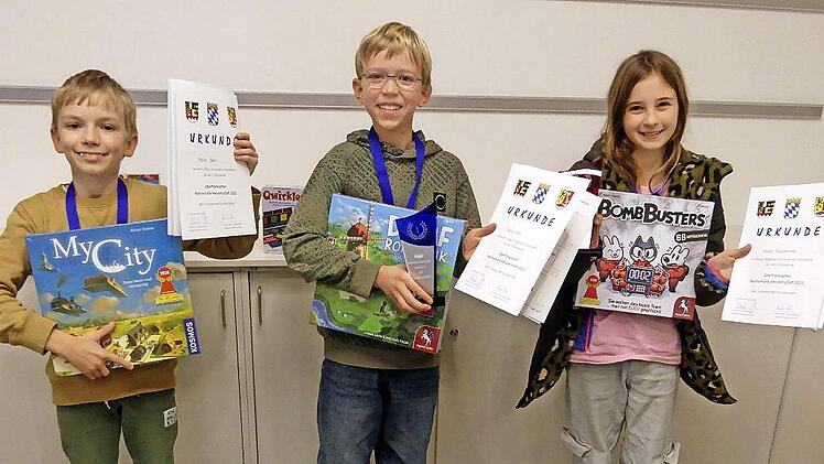 Sieger aus dem Landkreis Forchheim bei der dritten Runde der Oberfränkischen Mathematik-Meisterschaft (v.l.): Martin Behr (GS Buckenhofen-Burk), Florian Hetz (GS Pretzfeld) und Laura Rackelmann (GS Pretzfeld).