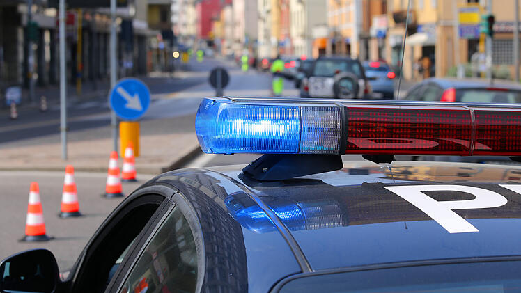 polizei blaulicht stra&szlig;ensperre stadtverkehr polizeikontrolle italien kontrollkampagne reifenkontrolle verkehrssicherheit autoreifen bereifung profiltiefe reifenprofil sichtbare sch&auml;den fahrzeug zulassung f&uuml;hrerschein urlaubsreise italien-urlaub italien-urlauber stra&szlig;enverkehr kontrolle sicherheit stau city roadblock einsatzfahrzeug polizeiauto verkehrskontrolle reiseverkehr auto