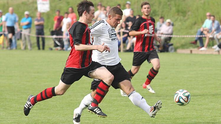 Pech für Krum: Angreifer Fabian Dürrbeck (links, daneben Gegenspieler Christian Pickel) schießt gefühlvoll aus 20 Metern - der Ball fliegt über Torwart Mario Mölter an die Querlatte.