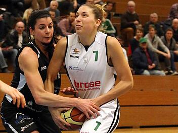 Svenja Zeis ist auf ihrem Weg zum Korb schwer aufzuhalten. Foto: sportpress