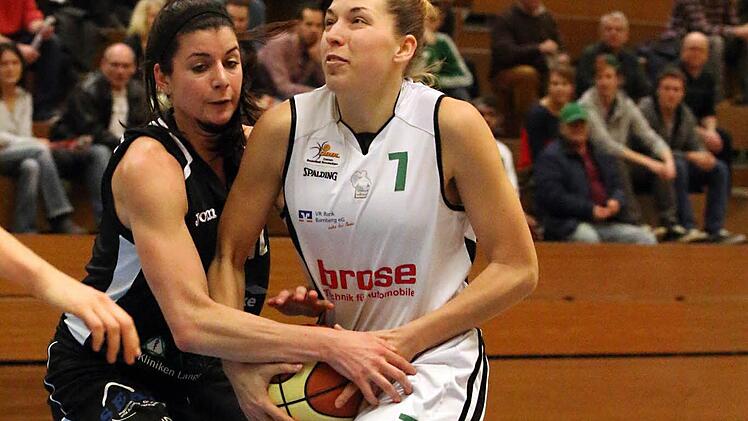 Svenja Zeis ist auf ihrem Weg zum Korb schwer aufzuhalten. Foto: sportpress