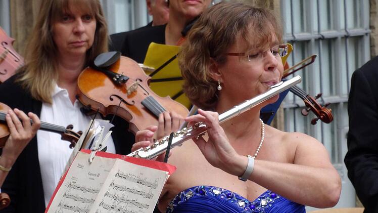 Mit dem Concerto D-Dur "Der Stieglitz" eröffnete die Flötistin Angelika Stirner-Ebert die Serenade auf der Veste Coburg.Foto: Jochen Berger