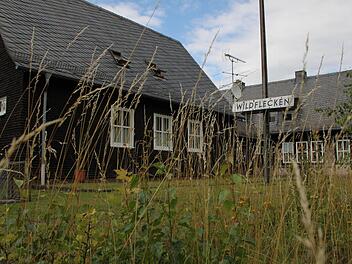 Verwunschener Ort: Der ehemalige Bahnhof Wildflecken ist nur selten für Besucher zugänglich. Die Gleise sind überwuchert. Foto: Ulrike Müller