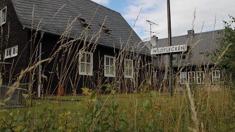 Verwunschener Ort: Der ehemalige Bahnhof Wildflecken ist nur selten für Besucher zugänglich. Die Gleise sind überwuchert. Foto: Ulrike Müller