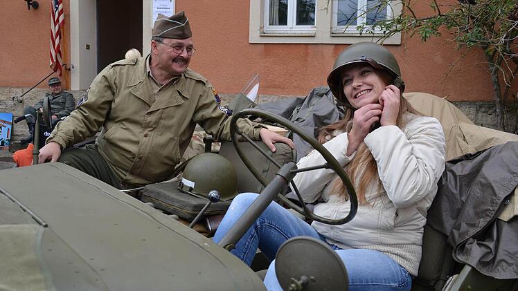 Martin Heinlein hat einen alten amerikanischen Geländewagen restauriert und zum Marktfest am Alten Forsthaus ausgestellt. Natascha Maier aus Erlangen probiert aus, darin zu sitzen. Foto: Kathrin Kupka-Hahn