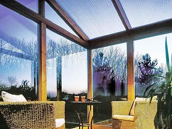 Wenn die Tage kürzer werden, verhilft eine transparente Überdachung zu mehr Tageslicht im Wohnraum.