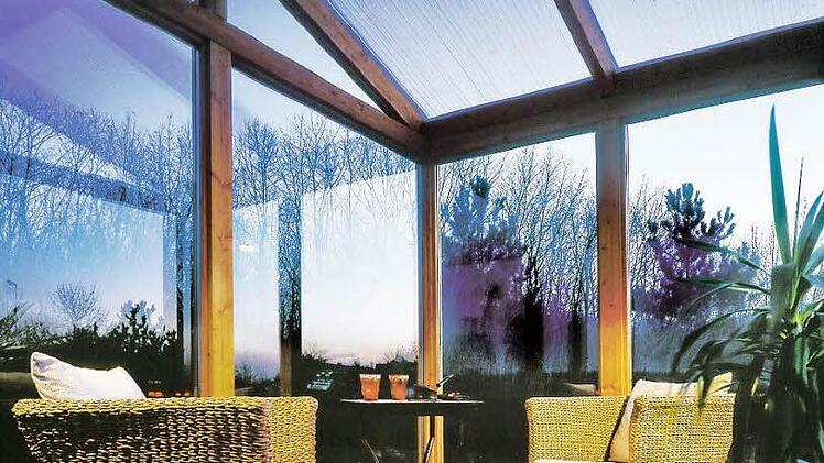 Wenn die Tage kürzer werden, verhilft eine transparente Überdachung zu mehr Tageslicht im Wohnraum.