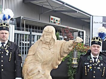 Knappenvorsitzender Heiko Eisenbeiß (links) sowie Harald Greser neben der heiligen Barbara, Schutzpatronin der Bergleute  Repro: Gerd Fleischmann