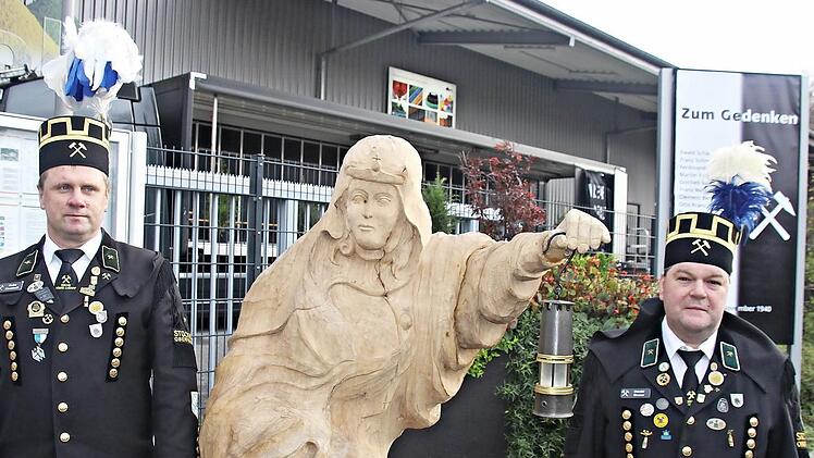 Knappenvorsitzender Heiko Eisenbeiß (links) sowie Harald Greser neben der heiligen Barbara, Schutzpatronin der Bergleute  Repro: Gerd Fleischmann