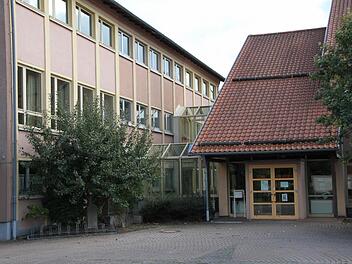 Ursprünglich hatte sich Wildflecken ein Gesamtpaket vorgenommen: Die Sanierung von Schule, Turnhalle und Hallenbad. Nun wird das Hallenbad abgerissen und eine größere Turnhalle neu gebaut. Foto: Ulrike Müller