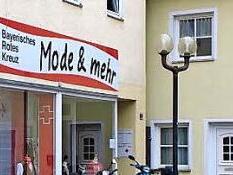 Werbebanner wie dieses des BRK in der Kappellenstra&szlig;e missfallen CSU und FBF.  Foto: rm