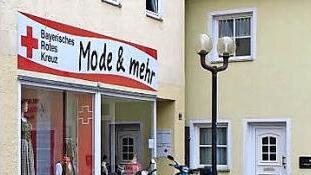 Werbebanner wie dieses des BRK in der Kappellenstra&szlig;e missfallen CSU und FBF.  Foto: rm