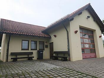 Noch relativ jung, aber zu klein, wenn dort drei Wehren zusammengefasst werden sollen: das Feuerwehrhaus in Löbelstein. Foto: Desombre