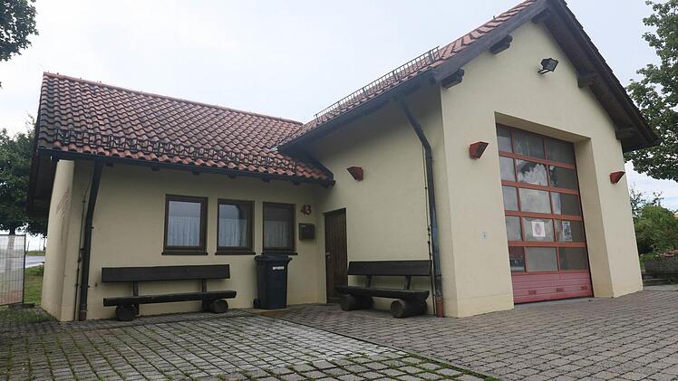 Noch relativ jung, aber zu klein, wenn dort drei Wehren zusammengefasst werden sollen: das Feuerwehrhaus in Löbelstein. Foto: Desombre