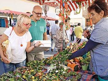 Gabriele und Hans-Jürgen Roth aus Gotha freuten sich über das Angebot des verkaufsoffenen Sonntags.  Foto: Gerda Völk