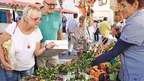 Gabriele und Hans-Jürgen Roth aus Gotha freuten sich über das Angebot des verkaufsoffenen Sonntags.  Foto: Gerda Völk