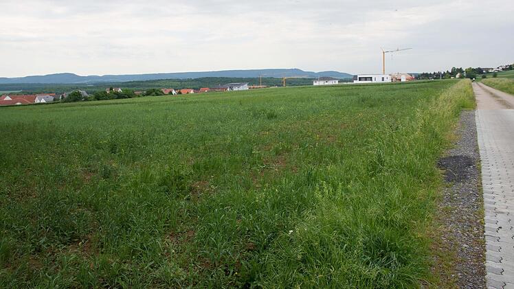 (SH003) Zu dem Foto: Foto Ulrike LangerWestlich der Sailershäuser Straße in Haßfurt entsteht ein neues Wohngebiet. Der Flurweg nach Wülflingen (rechts im Bild) wird an das Baugebiet angeschlossen.(SH004) Zu dem Foto: Foto Ulrike LangerIn der Sitzung des Stadtrats Haßfurt wurde Eva-Maria Schwach (rechts) als Nachrückerin für den ausgeschiedenen Karl-Heinz Eppelein vereidigt.(SH005) Zu dem Foto: Foto Ulrike LangerBürgermeister Günther Werner (rechts) dankte Helene Rümer (links) in der Stadtrats...