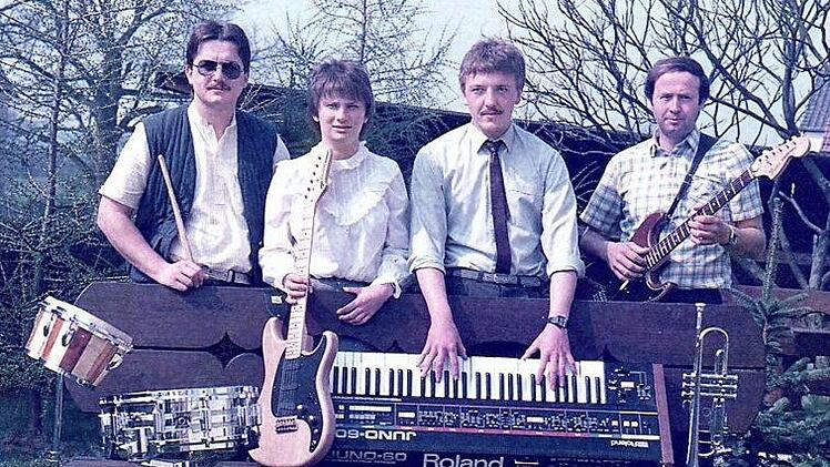 In den 80er Jahren sorgten die "Peanuts" für Stimmung in den Konzertsälen (mit von links) Frank Herold (Schlagzeug), Brigitte Herold (Gitarre und Gesang), Rainer Pfaff (Keyboard) aus Schney und Gerhard Trinkwalter (Gesang und Gitarre), ein gebürtiger Marktgraitzer. Foto: privat.
