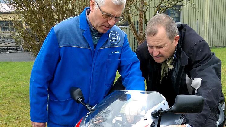 Einen kostenfreien Rundum-Check für das Motorrad bietet die TÜV-Prüfstelle in Hammelburg auf Initiative der Gebietsverkehrswacht Hammelburg. Jeder Motorradfahrer sollte diese Möglichkeit nutzen und sein Zweirad zu Saisonbeginn von Experten überprüfen lassen. Im Bild TÜV-Ingenieur Herbert Baus beim Begutachten eines Motorrades.Karlheinz Franz
