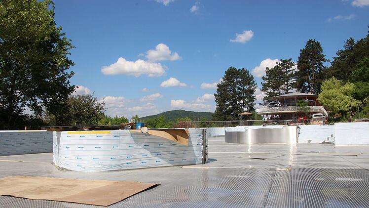 Das Becken wird k&uuml;nftig mit Edelstahl ausgekleidet. Foto: Benedikt Borst
