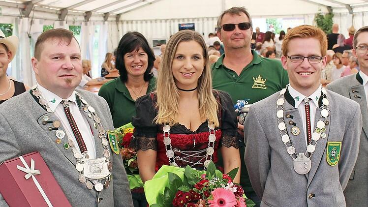 Die Besucher aus Frimmersdorf im Rheinland (hinten) sowie Zweiter Sch&uuml;tzenmeister Hermann Geyer freuten sich mit Bernhard Ochs, Karina Hubert und Jakob Heubeck (vorne v. l.).
