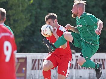 Michael Müller vom SV Neuses (grünes Trikot, hier im Spiel gegen den FC Kronach) wartet immer noch auf den ersten Saisonsieg. Am Freitag soll dies im Heimspiel gegen den SV Siedlung Lichtenfels klappen.  Foto: Weiß