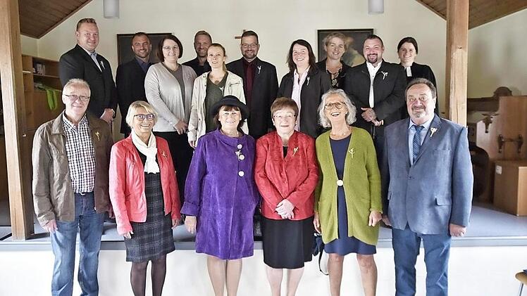 Die Jubelkonfirmanden, die ihre Silberne Konfirmation (hintere Reihe) und Goldene Konfirmation (vordere Reihe) zusammen mit Pfarrerin Claudia Winterstein (rechts) feiern konnten. Fotos: Snater