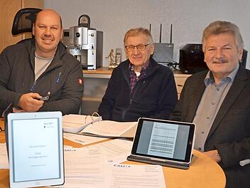Die CSU-Stadträte Walter Drebinger, Kurt Zollhöfer und Bernhard Schwab (von links) haben ihre Vorstellungen zum Etat.  Foto: Bernhard Panzer