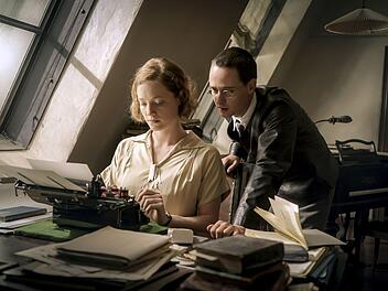 Brecht, echt? Leonie Benesch und Tom Schilling als junger Bertolt Brecht in der Drei-Stunden-Doku von Heinrich Breloer über den großen deutschen Theatermacher.Foto: Nik Konietzny / WDR