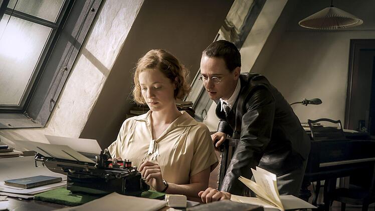 Brecht, echt? Leonie Benesch und Tom Schilling als junger Bertolt Brecht in der Drei-Stunden-Doku von Heinrich Breloer über den großen deutschen Theatermacher.Foto: Nik Konietzny / WDR