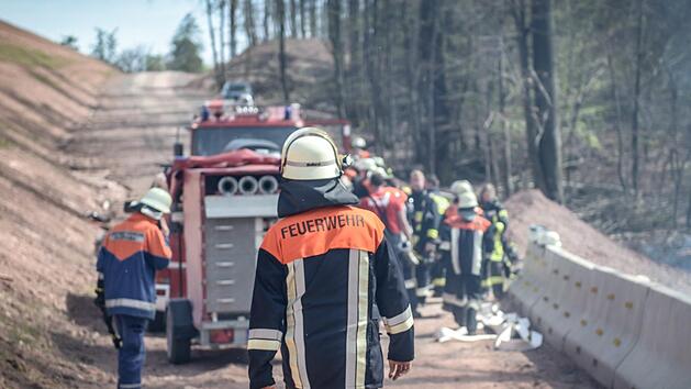 50 Leute und 25&nbsp;000 Liter Wasser sind n&ouml;tig, dass der Waldbrand im unterfr&auml;nkischen Bischbrunn glimpflich ausgeht. Fr&auml;nkische Feuerwehrleute m&uuml;ssen &uuml;ber Ostern einige Feuer l&ouml;schen.  Foto: Benedict Rottmann