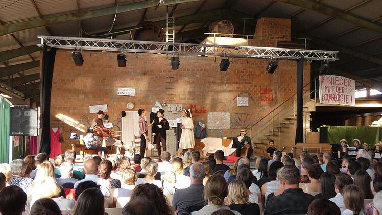 Die alte Ziegelei in Rügheim war das perfekte Ambiente für die Aufführung der Dreigroschenoper.