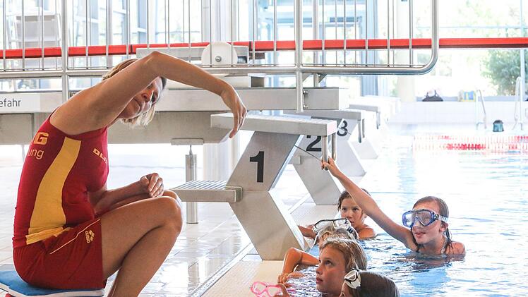 Barbara Kestler, die Leiterin des Anfängerschwimmens der DLRG in Forchheim, zeigt  Kindern im Forchheimer Königsbad die richtige Kraultechnik.  Fotos: Barbara Herbst