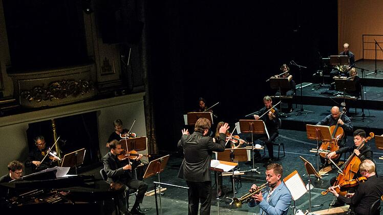 Star-Trompeter Nils Wülker musizierte bei "It'z Jazz" gemeinsam mit dem Philharmonischen Orchester des Landestheaters unter Leitung von GMD Daniel Carter.Foto. Jochen Berger
