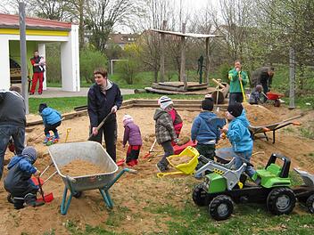 Rund um den Kindergarten "Arche Noah" in Walsdorf wurde fleißig gearbeitet. Foto: Dieter Grams