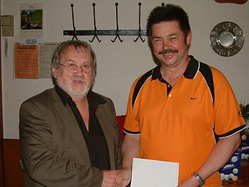Vom Bezirkvorsitzenden Hartmut Müller (links) wurde der TT-Abteilungsleiter des TSV Weißenbrunn, Peter Scholz, für 20-jährige Funktionärstätigkeit mit der goldenen Ehrennadel des Bayerischen Tischtennisverbandes ausgezeichnet.