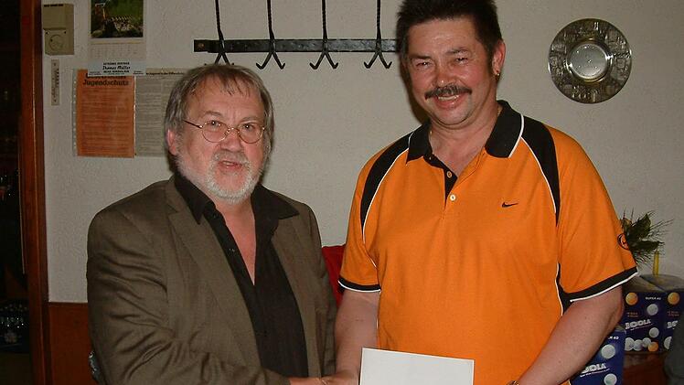 Vom Bezirkvorsitzenden Hartmut Müller (links) wurde der TT-Abteilungsleiter des TSV Weißenbrunn, Peter Scholz, für 20-jährige Funktionärstätigkeit mit der goldenen Ehrennadel des Bayerischen Tischtennisverbandes ausgezeichnet.