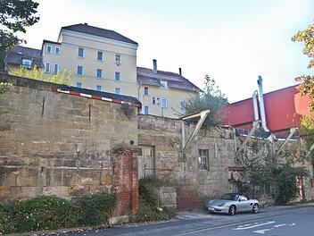 1880 wurde oberhalb des Hahnwegs ein Gebäude für die Coburger "Vereinsbrauerei" errichtet. Es war später Namensgeber für das ganze Areal. Der "Brauhof" beheimatete auch mal das erste Arbeitsamt und eine Jugendherberge. In den Kellern hatte der Alpenverein einst seine erste kleine Kletterhalle. Rechts in Rot zu sehen: die Kino-Rückseite. Foto: Oliver Schmidt