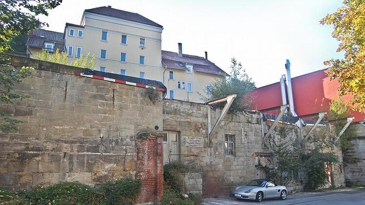 1880 wurde oberhalb des Hahnwegs ein Gebäude für die Coburger "Vereinsbrauerei" errichtet. Es war später Namensgeber für das ganze Areal. Der "Brauhof" beheimatete auch mal das erste Arbeitsamt und eine Jugendherberge. In den Kellern hatte der Alpenverein einst seine erste kleine Kletterhalle. Rechts in Rot zu sehen: die Kino-Rückseite. Foto: Oliver Schmidt