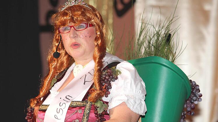 Weinprinzessin wie aus dem Bilderbuch: Silvana (Michaela Pottler-Zink) präsentierte ihr Wissen. Foto: Ralf Naumann