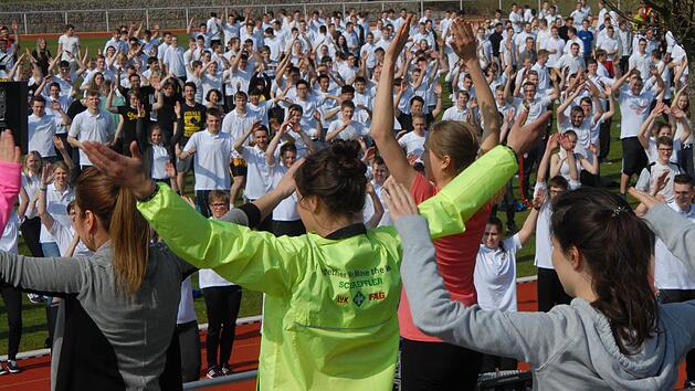 Zumba war am Mittwoch angesagt, als das internationale Azubi-Treffen bei Schaeffler in Herzogenaurach begann.  Fotos: Bernhard Panzer