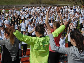 Zumba war am Mittwoch angesagt, als das internationale Azubi-Treffen bei Schaeffler in Herzogenaurach begann.  Fotos: Bernhard Panzer
