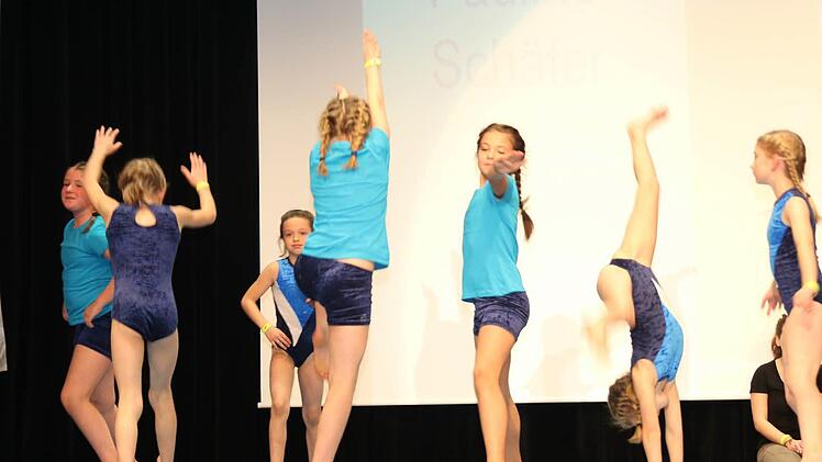 Viele Spaß hatten die Turnmädchen auf der Bühne beim Bodenturnen.