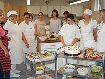 "Für uns bietet die Schule viel fachliches Know-How für das Haushaltsmanagement, ein weitere Berufsausbildung, wertvolle Erfahrungen und Freundschaften," sind sich die Teilnehmer des Studiengangs Hauswirtschaft einig. Im September geht es mit einem neuen Jahrgang an der Hauswirtschaftsschule in Bischofsheim weiter. Noch sind einige Plätze frei. Foto: Marion Eckert