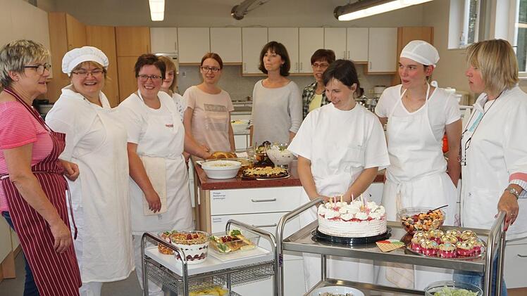 "Für uns bietet die Schule viel fachliches Know-How für das Haushaltsmanagement, ein weitere Berufsausbildung, wertvolle Erfahrungen und Freundschaften," sind sich die Teilnehmer des Studiengangs Hauswirtschaft einig. Im September geht es mit einem neuen Jahrgang an der Hauswirtschaftsschule in Bischofsheim weiter. Noch sind einige Plätze frei. Foto: Marion Eckert