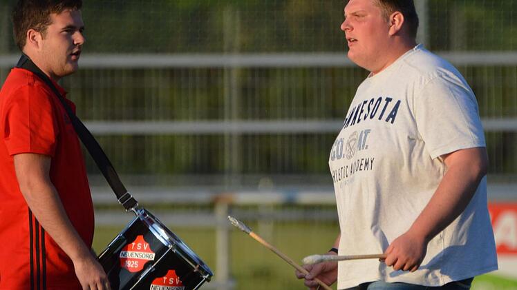 Immer, wenn der TSV Neuensorg ein Spiel gewonnen hat, sind Nico Guthseel und seine Trommel im Einsatz gewesen. Foto: Gunther Czepera