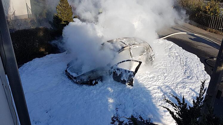 Pkw-Brand in der Karlsbergstraße. Walter Hartung